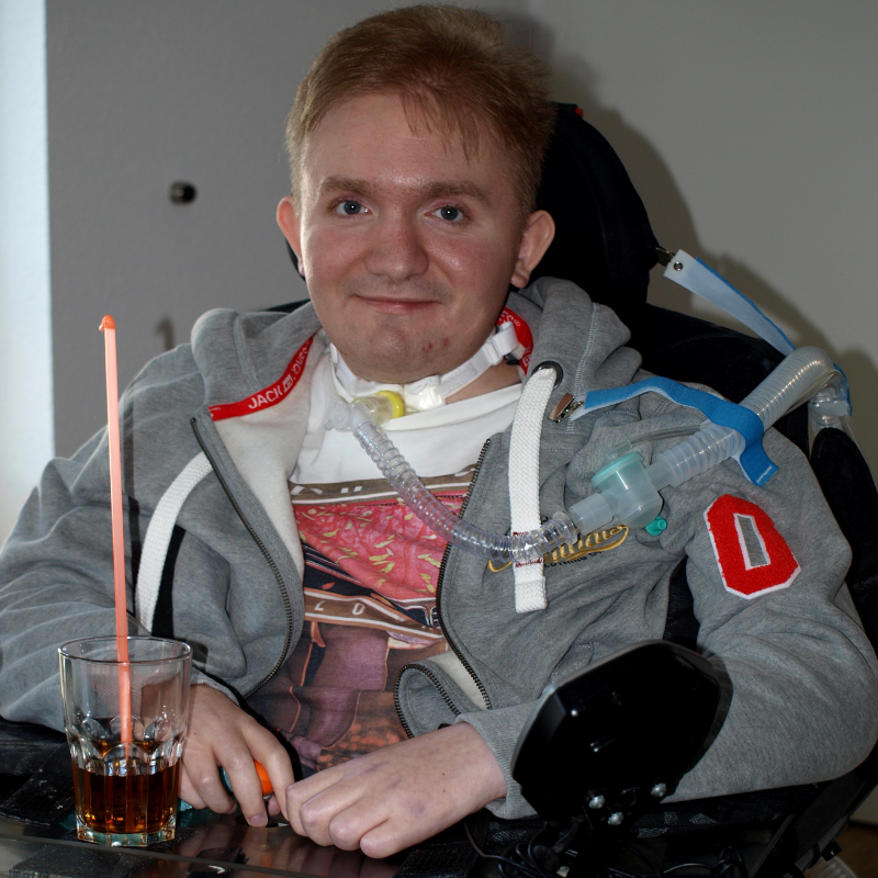 Dennis lächelt