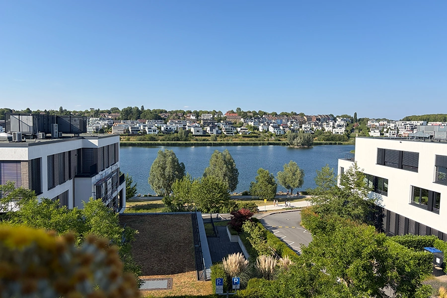 Helikopter-Ansicht auf das WG-Gelände und Gebäude